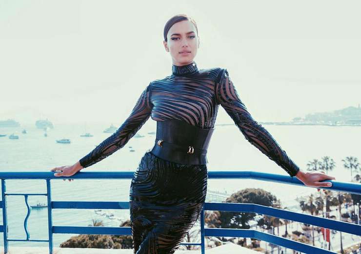 Шейк предстала в платье от Balmain Шейк предстала в платье от Balmain